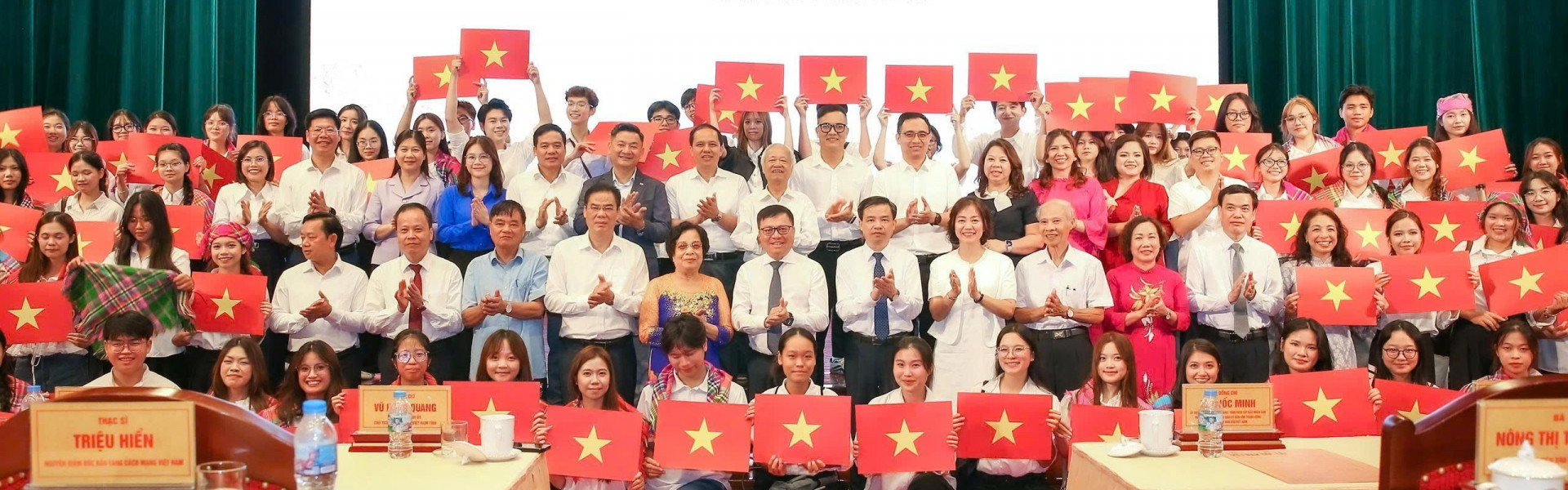 Nghi thức 'Truyền lửa' lan tỏa tinh thần Báo Việt Nam Độc lập 