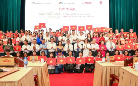 Nghi thức 'Truyền lửa' lan tỏa tinh thần Báo Việt Nam Độc lập 